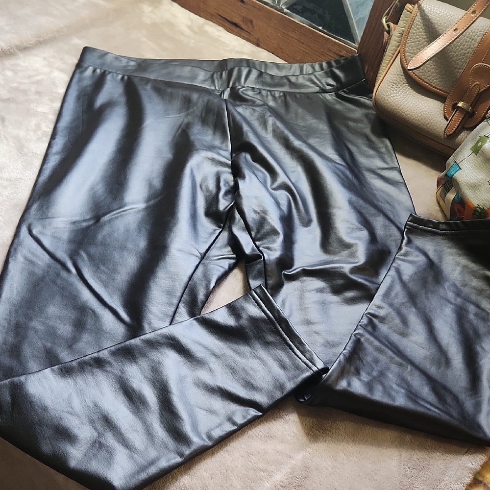 MeMoi Women's Black, Faux Leather Leggings ☆Call Out:Tiny Pin Hole On Seat